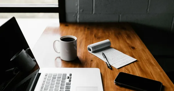 Espacio de trabajo con escritorio y computadora