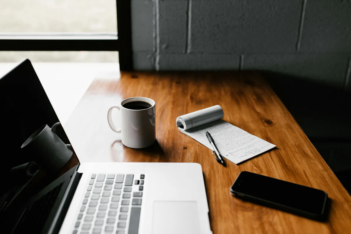 Espacio de trabajo con escritorio y computadora